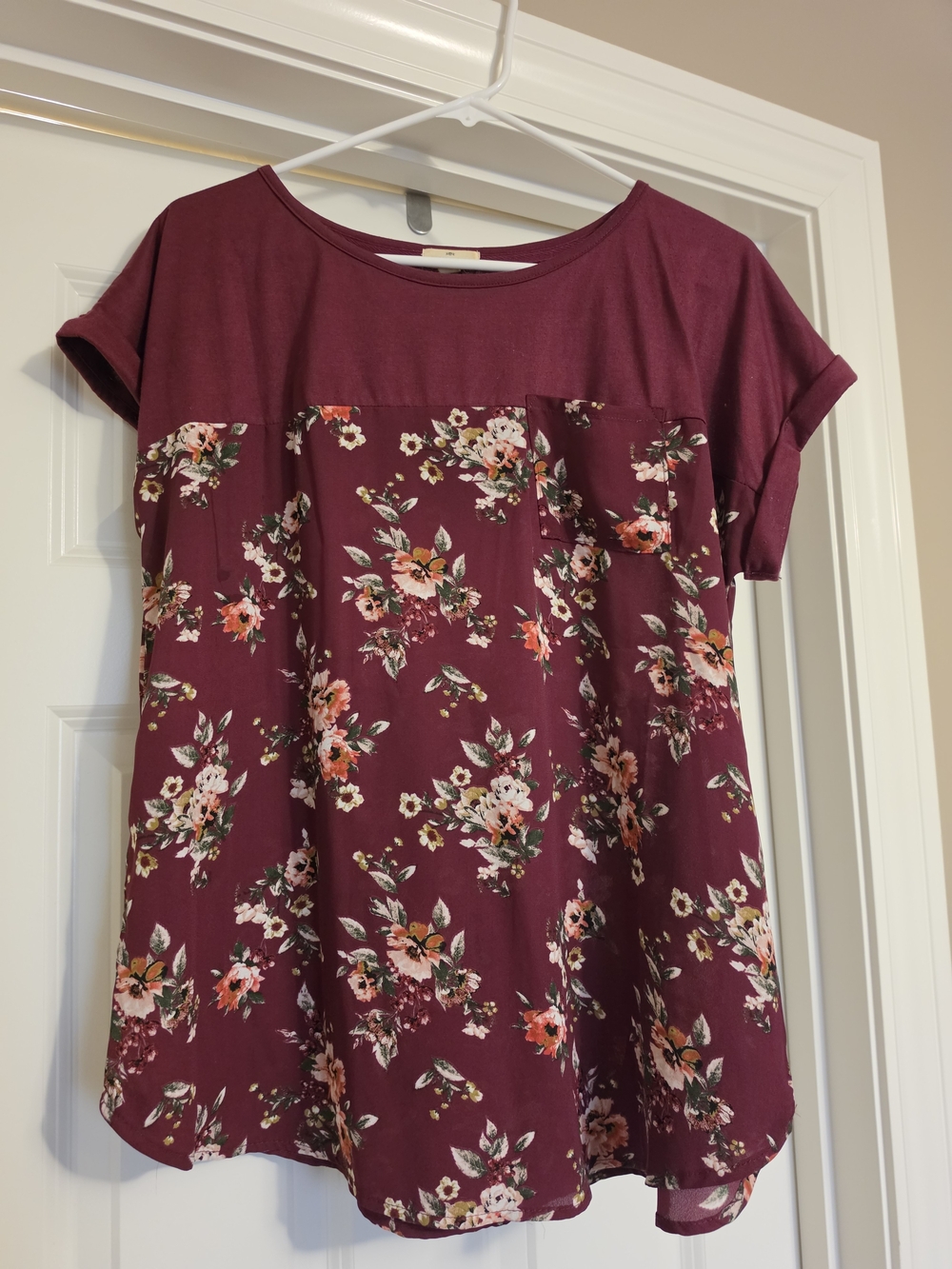 Women's Floral Short Sleeve Tee in Burgundy